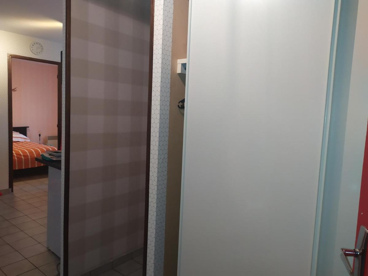 Apartamento Chez Fabienne T1 Le Breuil-sur-Couze Exterior foto